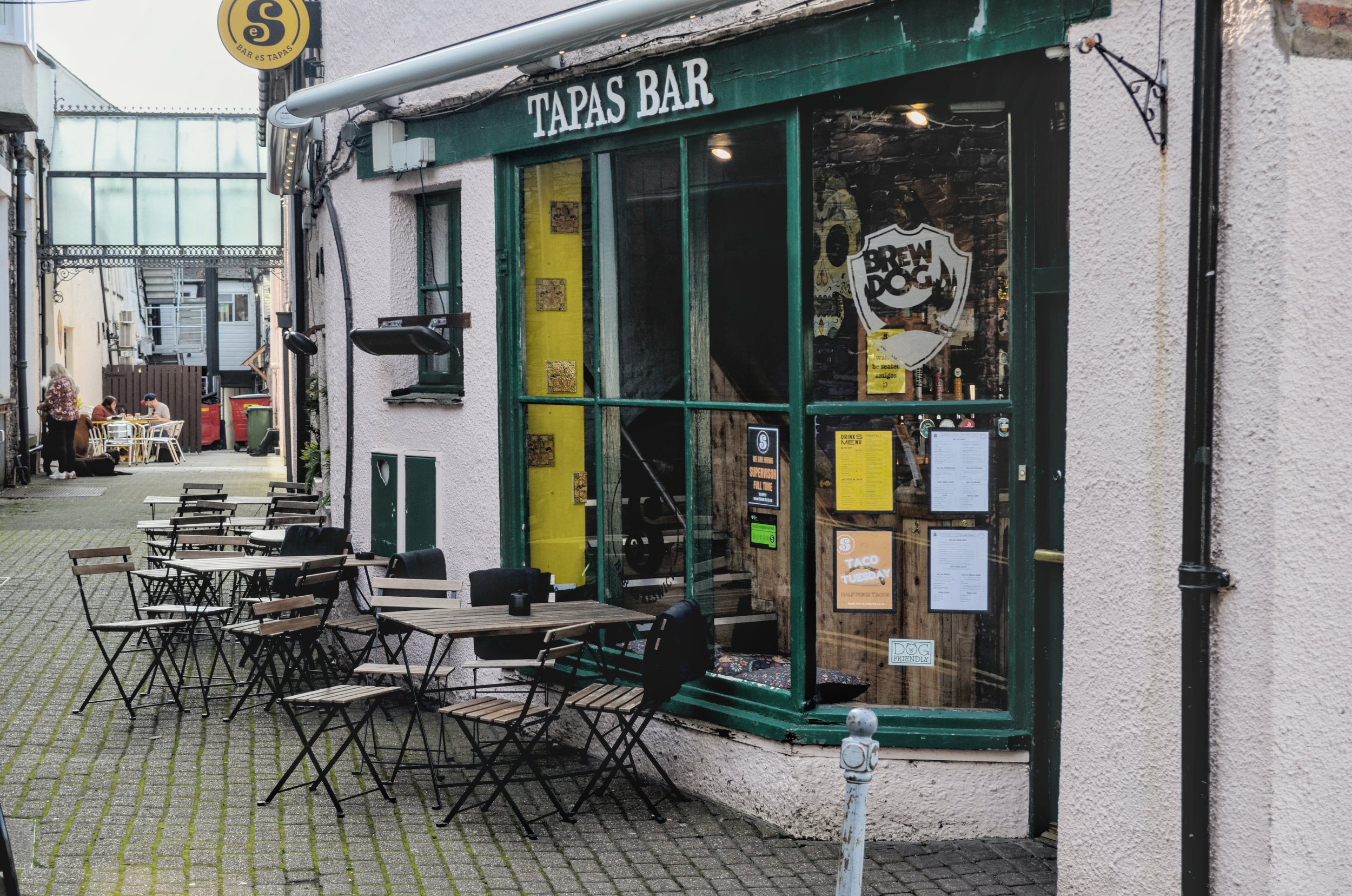 Bar eS
