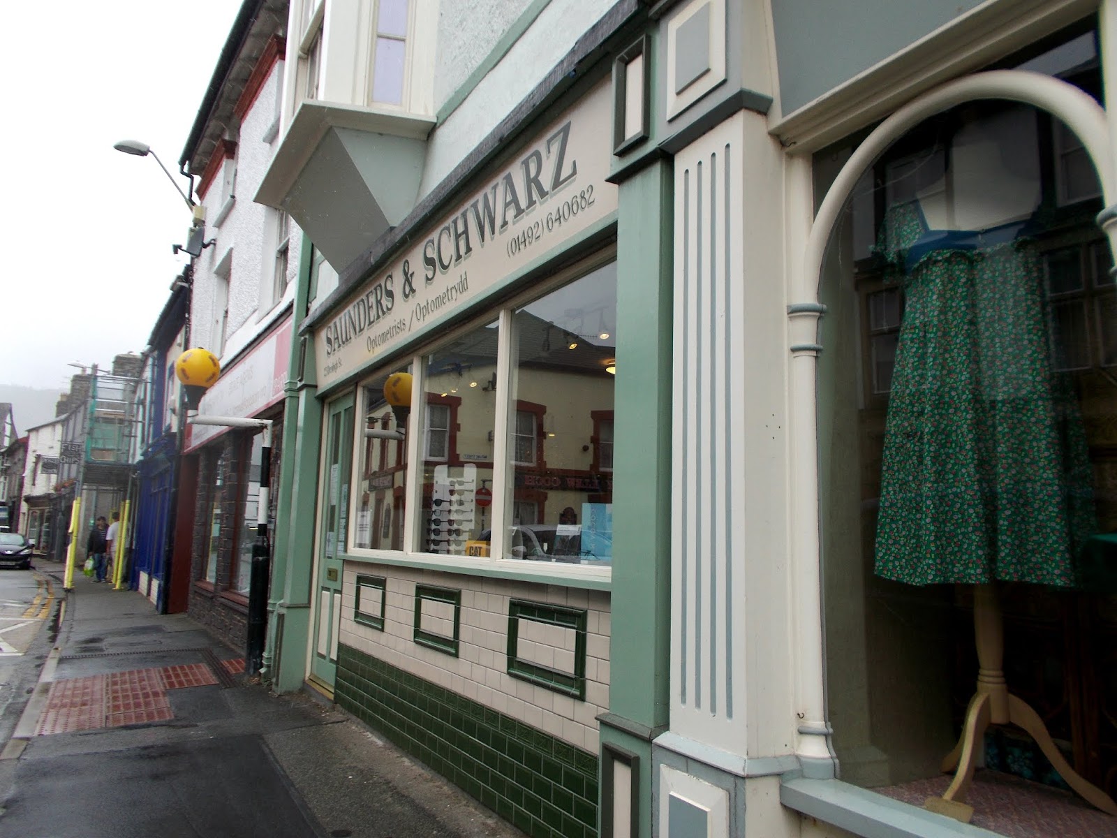 SAUNDERS & SCHWARZ - LLANRWST